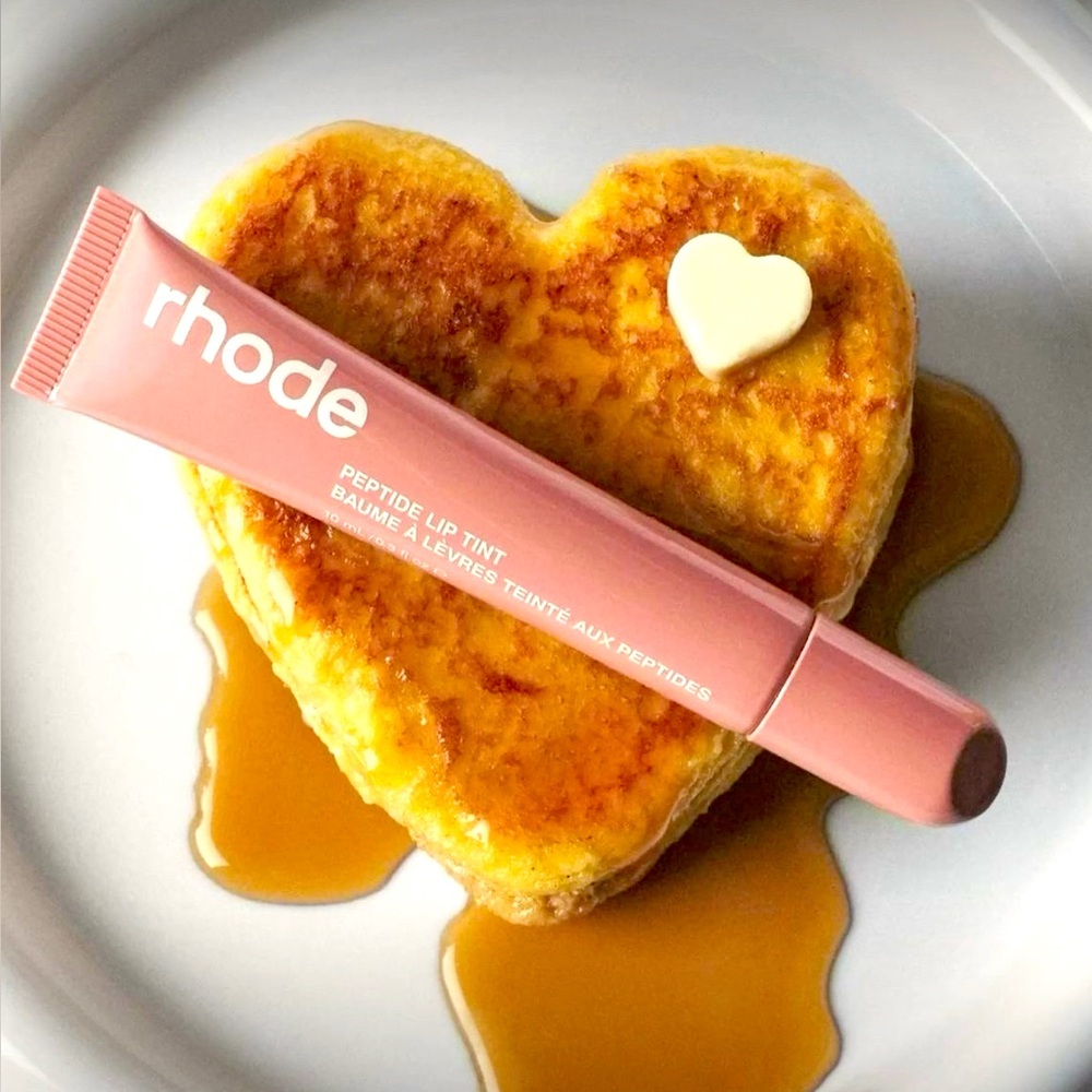 Here’s a toast 🥂 To Radiance & Effortlessness: Rhode Lip Tint 🥂